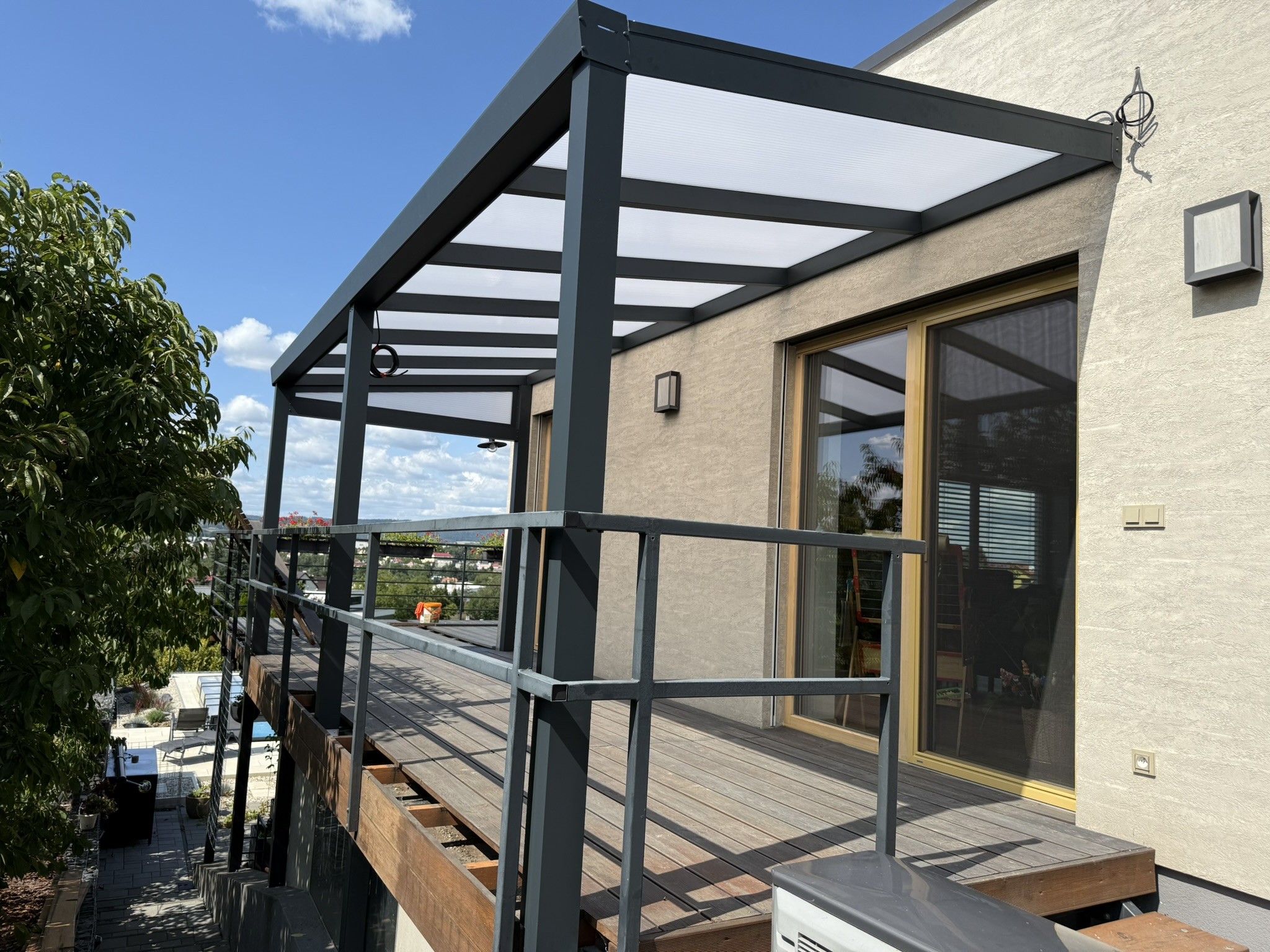 Hliníkové pergoly vs. dřevěné pergoly: Která varianta je lepší?