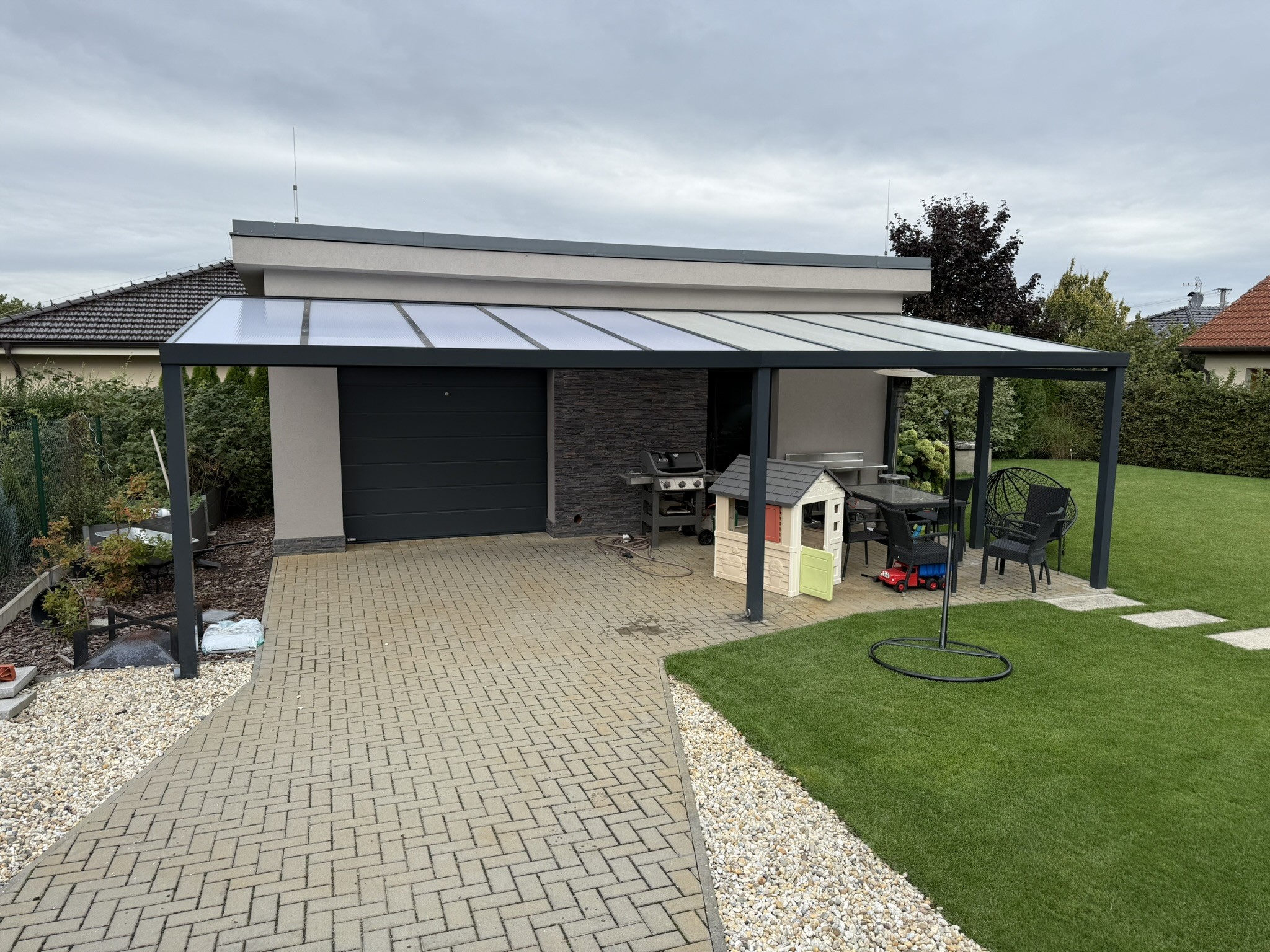 Hliníková pergola jako ideální místo pro venkovní jógové a meditační sezení