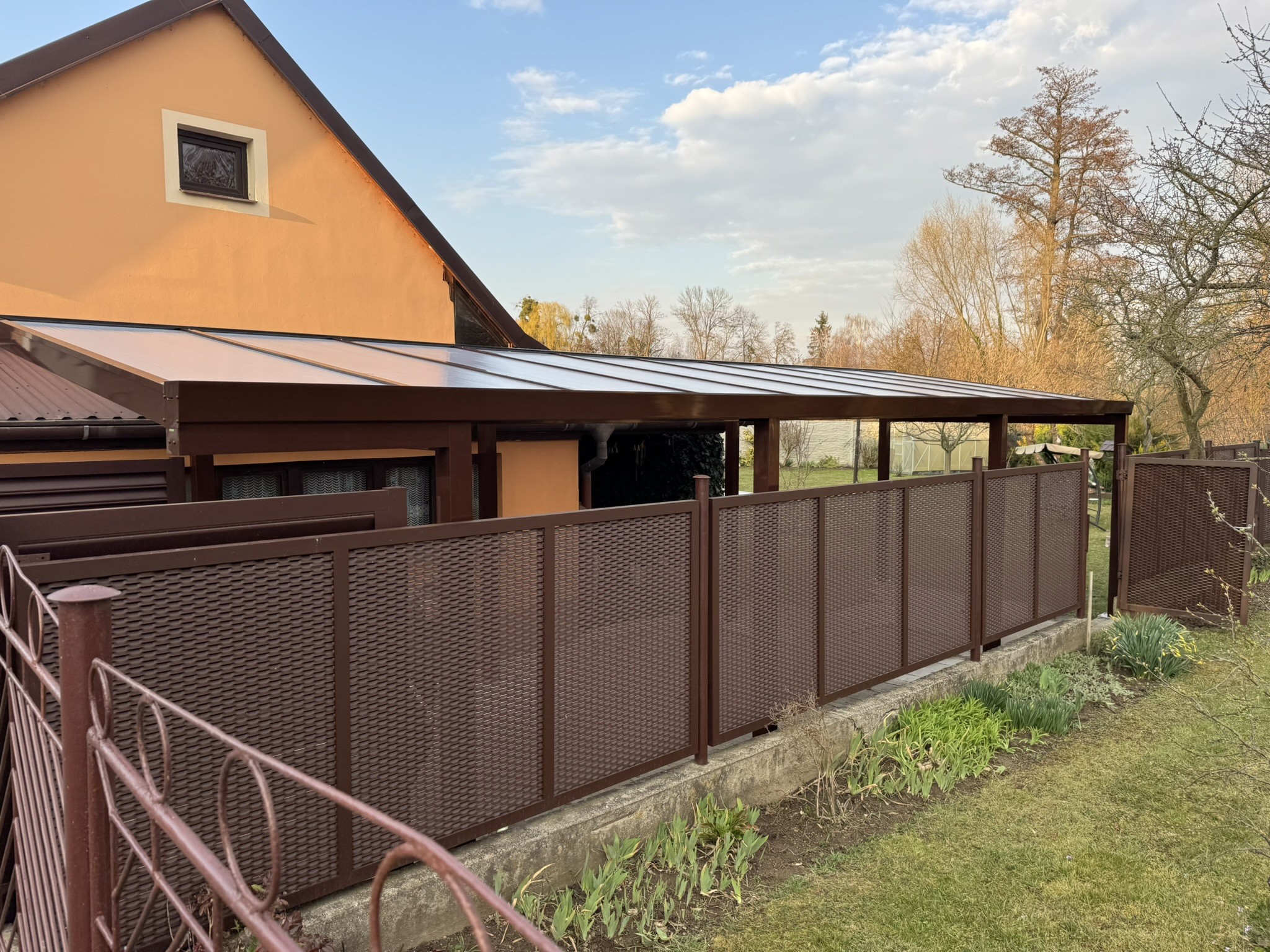 Hliníková pergola jako místo pro meditaci a duševní pohodu