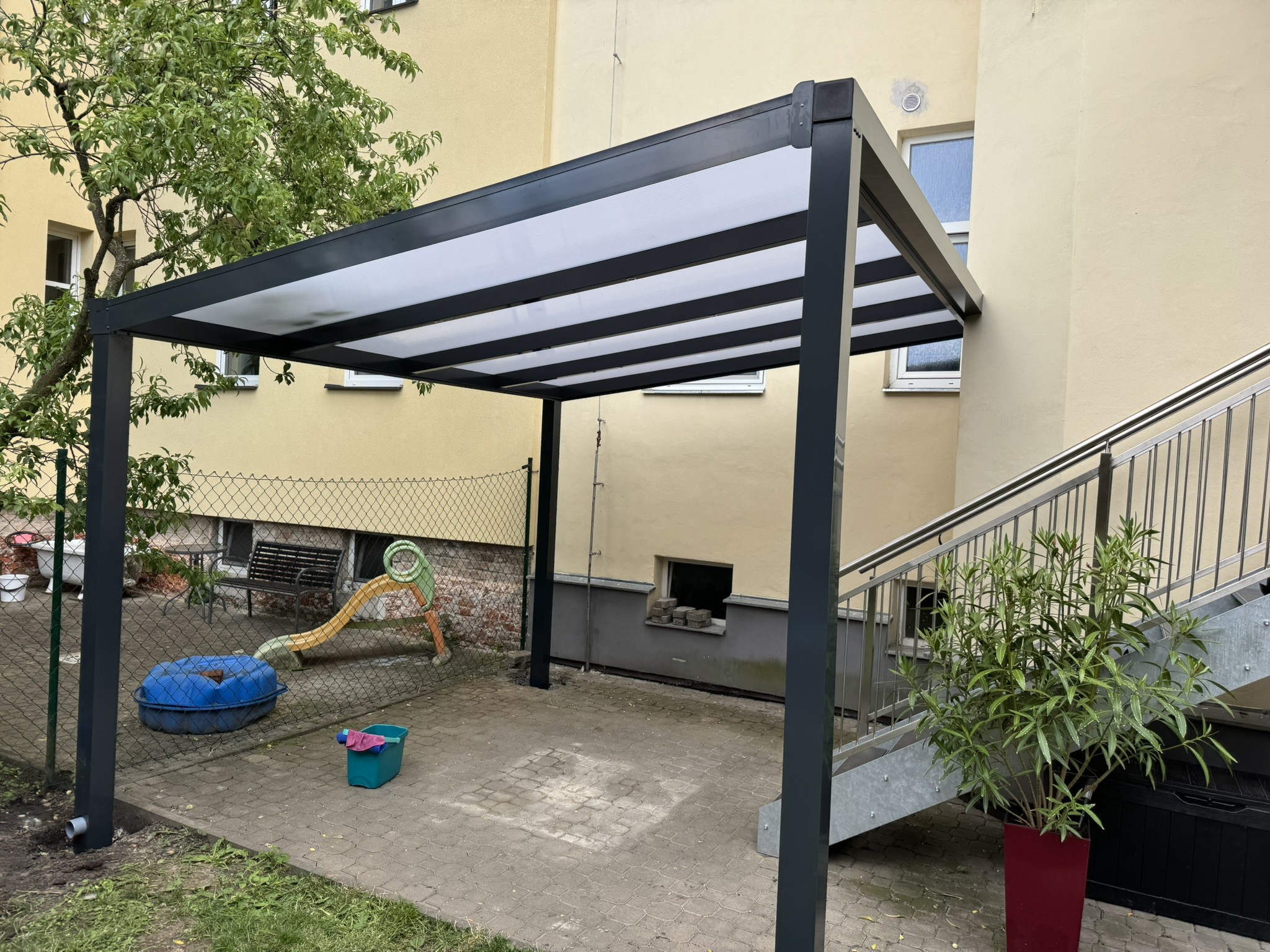 Hliníková pergola jako venkovní učebna pro děti