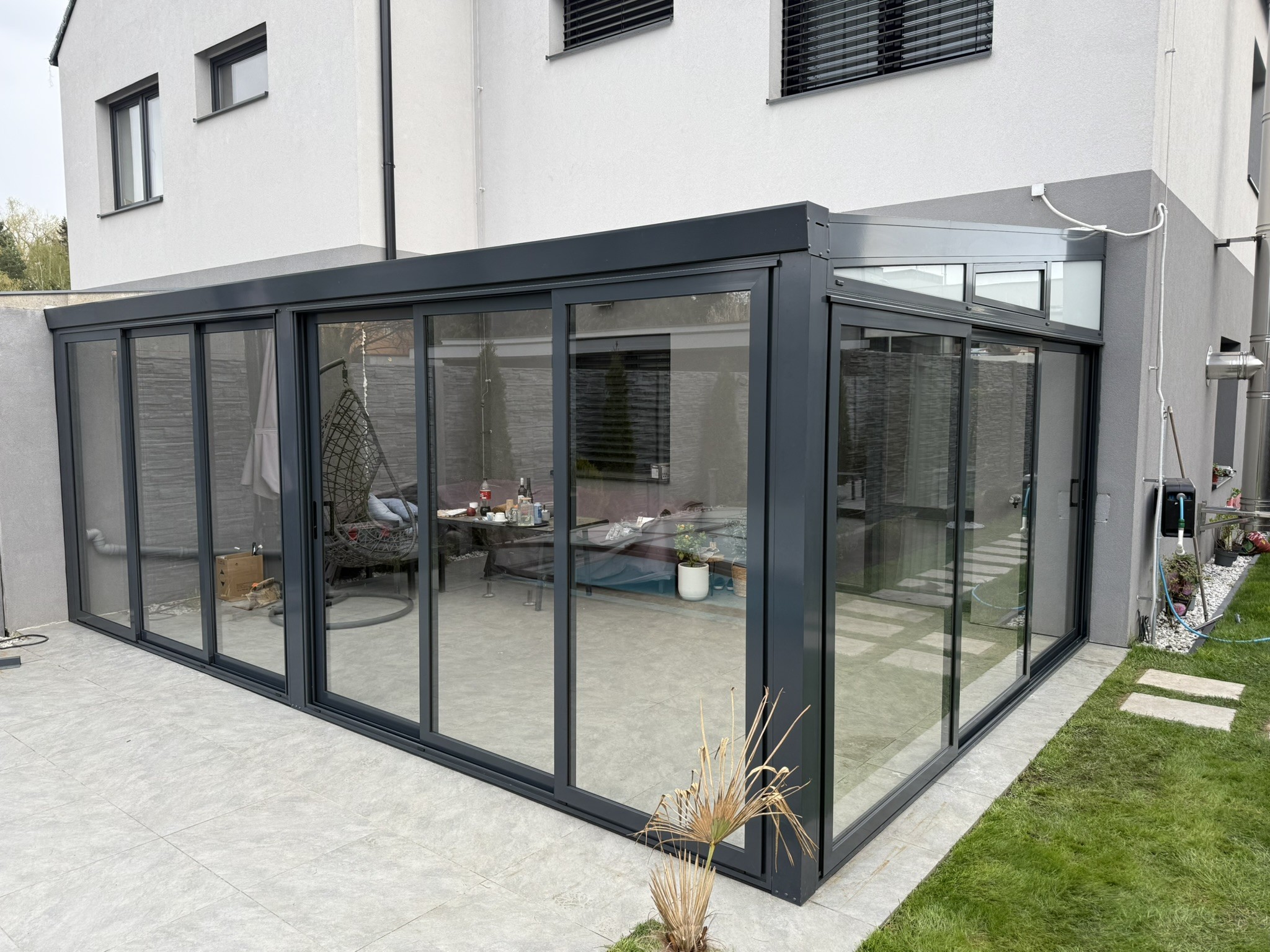 Hliníková pergola vs. zimní zahrada: Jaké řešení je pro vás lepší?